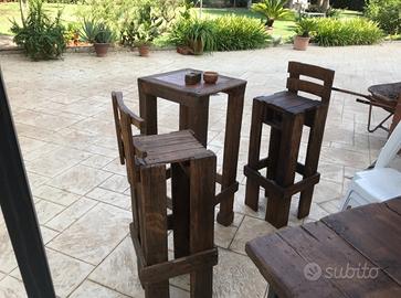 Tavolino e sgabelli in legno per giardino