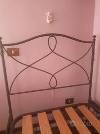 Letto singolo in ferro battuto con doghe in legno