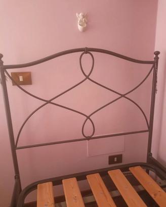 Letto singolo in ferro battuto con doghe in legno