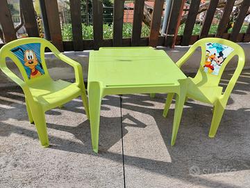 Tavolino e due poltroncine.