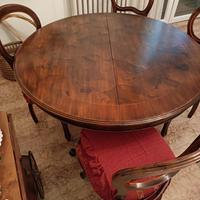 tavolo rotondo allungabile classico con sedie