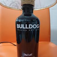lume con bottiglia di gin bulldog
