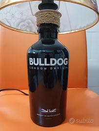 lume con bottiglia di gin bulldog