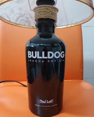 lume con bottiglia di gin bulldog