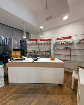 Arredamento Negozio completo-Banco+scaffali vetro