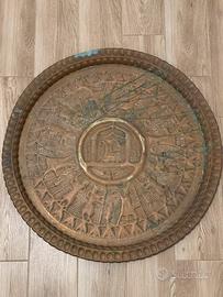 piatto decorativo in rame o bronzo battuto a mano