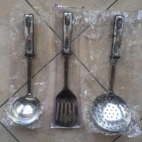 Set utensili da cucina in acciaio nuovi