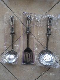 Set utensili da cucina in acciaio nuovi