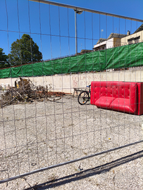 Terreno asfaltato e recintato