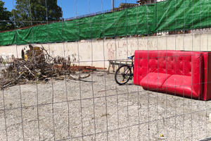 Terreno asfaltato e recintato