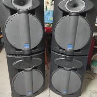 Si vendono 4 casse 350 w ,mixer e microfoni