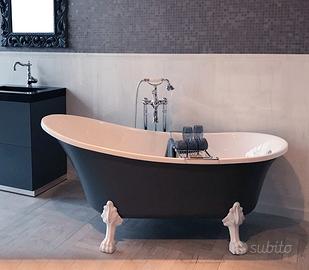 Vasca bagno retrò color piedini bianchi