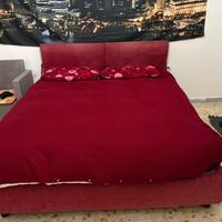 letto, armadio, due smart tv , tavolo