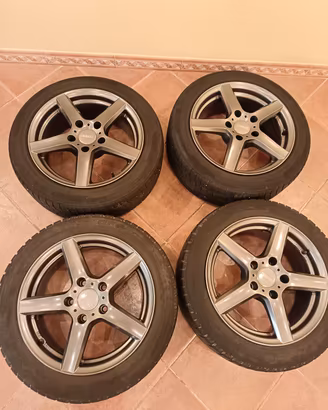Cerchi con gomme. 