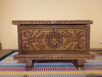 Scrigno Cassapanca Legno intagliato Sardegna