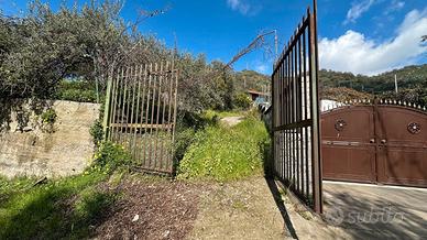 Terreno con rudere a gaggi