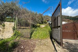 Terreno con rudere a gaggi