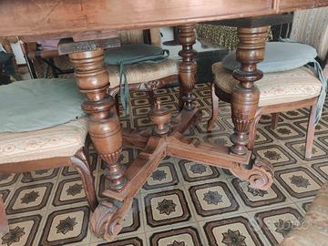 Tavolo antico allungabile con sedie