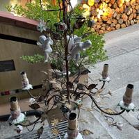 Lampadario in ferro battuto e ceramica
