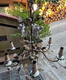 Lampadario in ferro battuto e ceramica