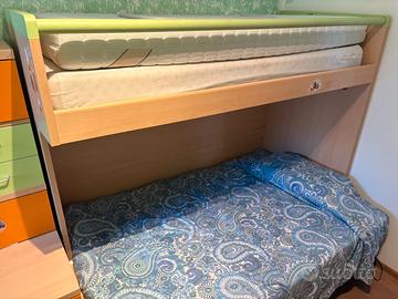 Letto a castello in legno con contenitori