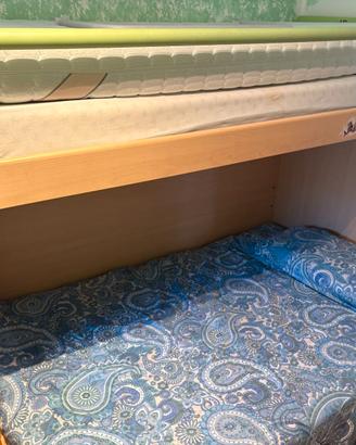 Letto a castello in legno con contenitori