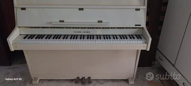 Pianoforte bianco a muro
