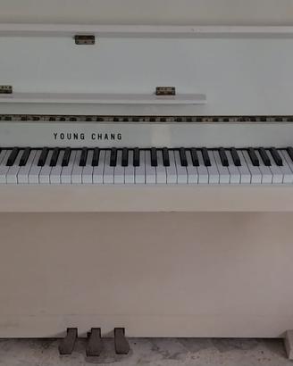 Pianoforte bianco a muro