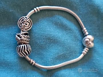 bracciale Pandora e tre charm 