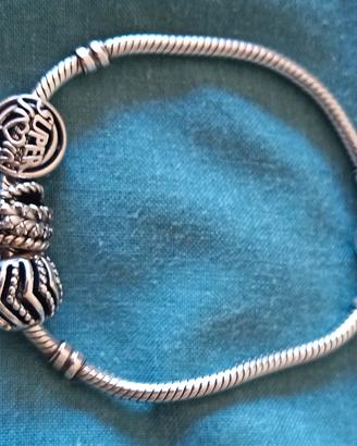 bracciale Pandora e tre charm 