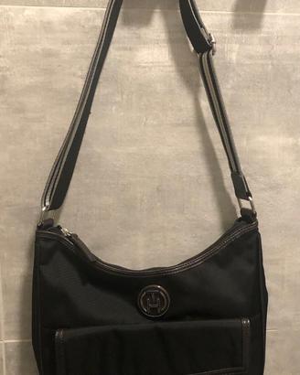 Marca: Tommy Hillfiger. Accessorio: Borsa in tela.