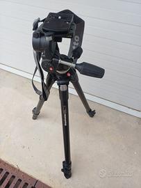 Treppiede Manfrotto completo di testa a tre vie