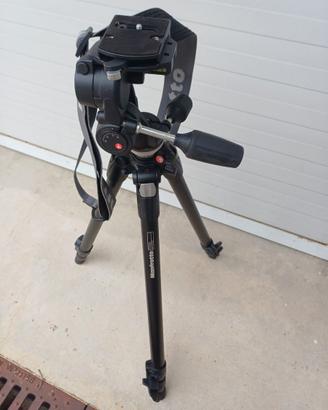 Treppiede Manfrotto completo di testa a tre vie