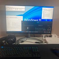 Pc fisso completo di monitor sedia e scrivania