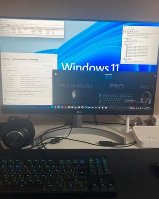 Pc fisso completo di monitor sedia e scrivania