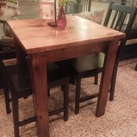 Tavoli in legno e sedie