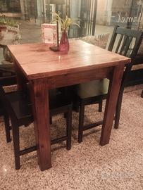 Tavoli in legno e sedie