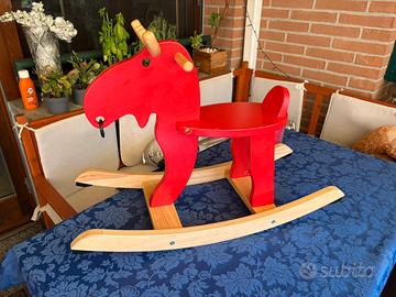 Cavallo a dondolo rosso in legno