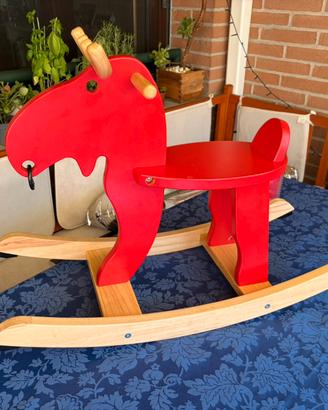 Cavallo a dondolo rosso in legno