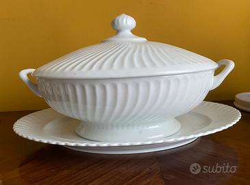 Zuppiera con piatto in ceramica bianca