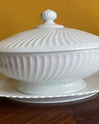 Zuppiera con piatto in ceramica bianca