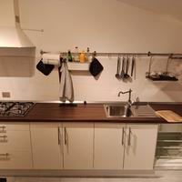 Cucina lineare ikea con tavolo e panche