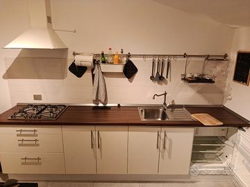 Cucina lineare ikea con tavolo e panche