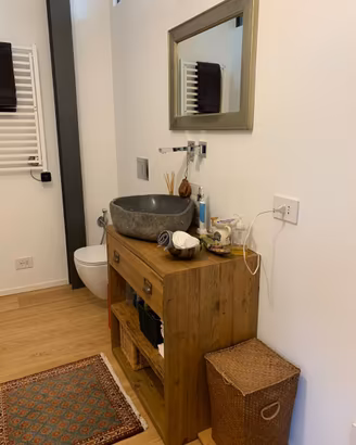 2 mobili bagno in legno vecchio con specchiera