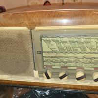 Radio vintage in legno