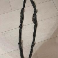 Collana lunga di bigiotteria con catene e lacci