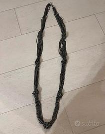 Collana lunga di bigiotteria con catene e lacci