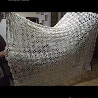 Tenda e centrotavola antichi fatti ad uncinetto