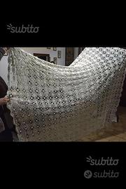 Tenda e centrotavola antichi fatti ad uncinetto