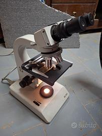 Microscopio professionale 